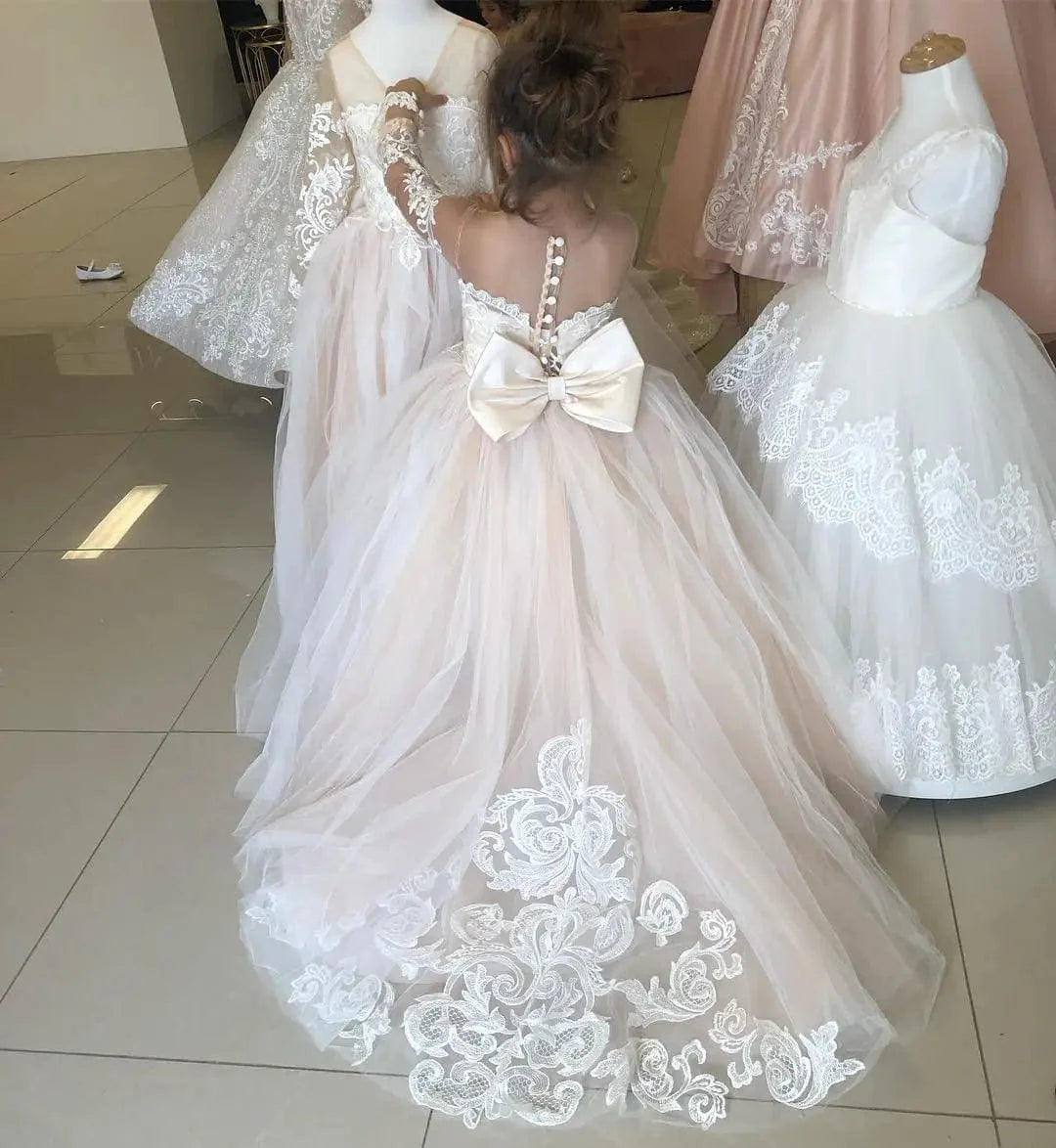 Lace and tulle flower girl dress by FATAPAESE, perfect for wedding parties, featuring a princess-style design for children aged 2-14.