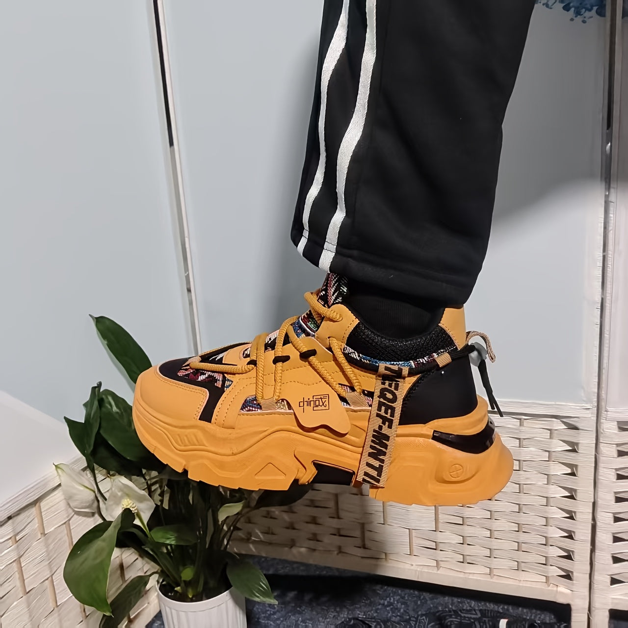 SHOWLU Men's fashion sneakers with thick soles, casual low-top PU shoes featuring a stylish design and comfortable fit.
