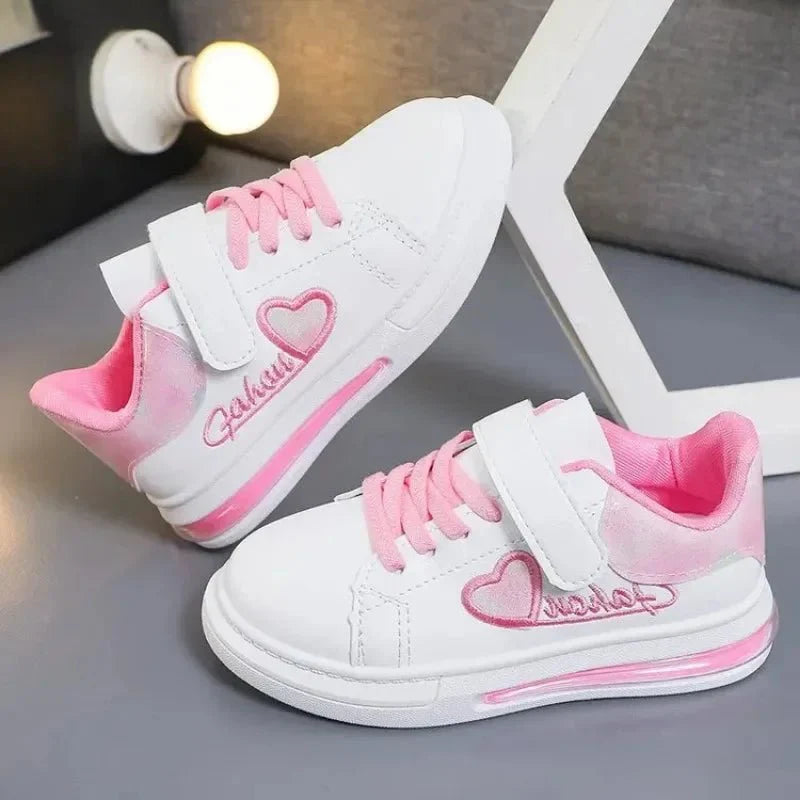 Girls' white skate shoes with heart embroidery, SHOWLU FASHION STORE kids' school sneakers, casual and sporty for children.
