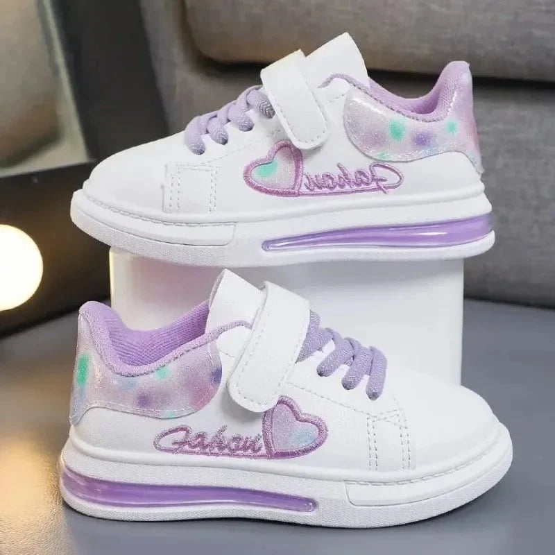 White MINISO girls' skate shoes with heart embroidery, casual kids' sneakers for school and sports, soft and stylish for children.