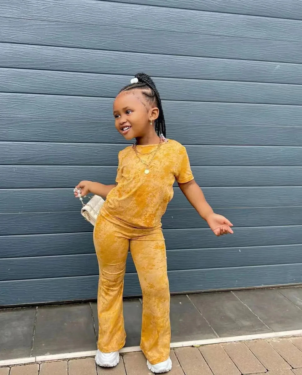Girls' 2-piece clothes set with short sleeve top and flared pants by Showlu Fashion Store, featuring casual printed design for ages 3-8.