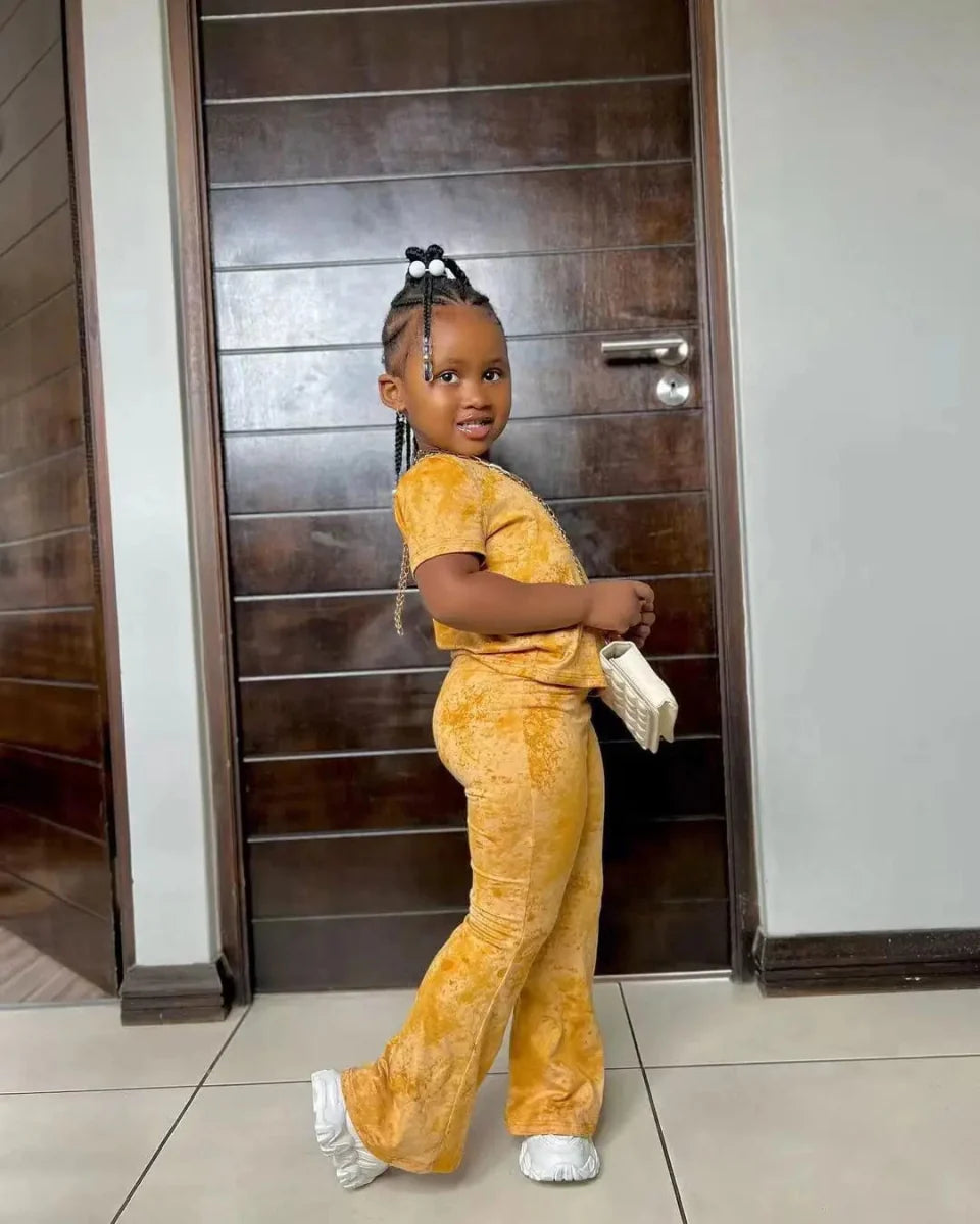 Girls' 2-piece clothing set with short sleeve top and flared pants by Showlu Fashion, featuring casual printed design for kids aged 3-8.