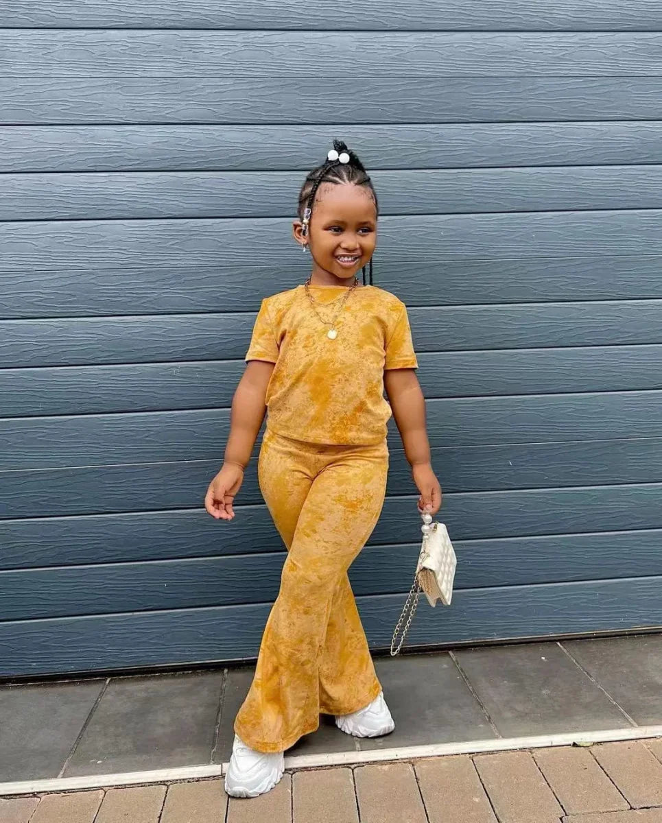 Girls' 2-piece clothes set with short sleeve top and flared pants by Showlu Fashion, featuring colorful prints for children aged 3 to 8.