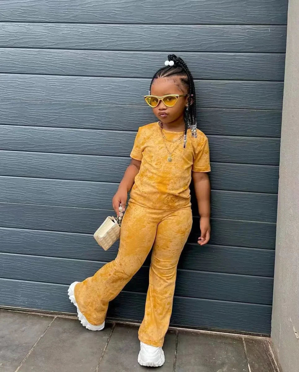 Girls' 2-piece clothes set by Showlu Fashion Store with short sleeve top and flared pants, casual printed outfit for kids ages 3-8.