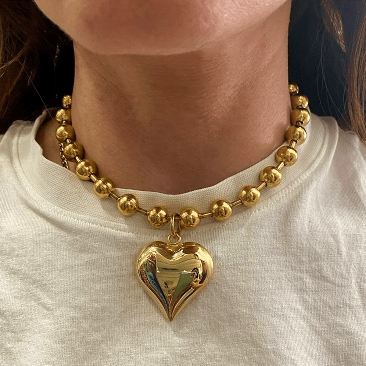 Gothic gold heart pendant necklace by Showlu Fashion, stainless steel beaded choker with steampunk style, for women.