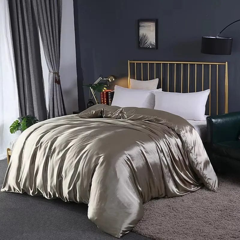 High-quality satin silk-style duvet cover by Showlu Fashion Store, soft solid quilt cover for king and queen beds.
