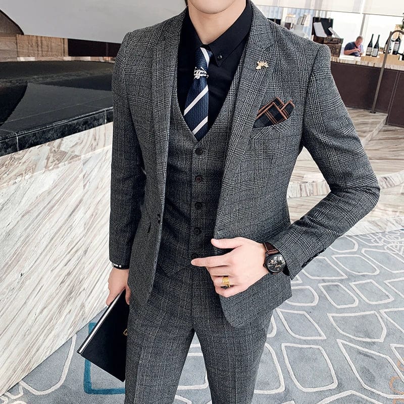 Showlu Fashion men's plaid three-piece suit with vest and trousers, slim fit business casual style, stylish and modern design.