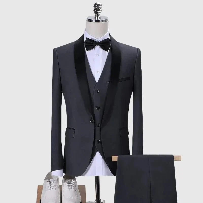 Men's green British style 3-piece slim fit wedding suit by Showlu Fashion, includes jacket, vest, and trousers.