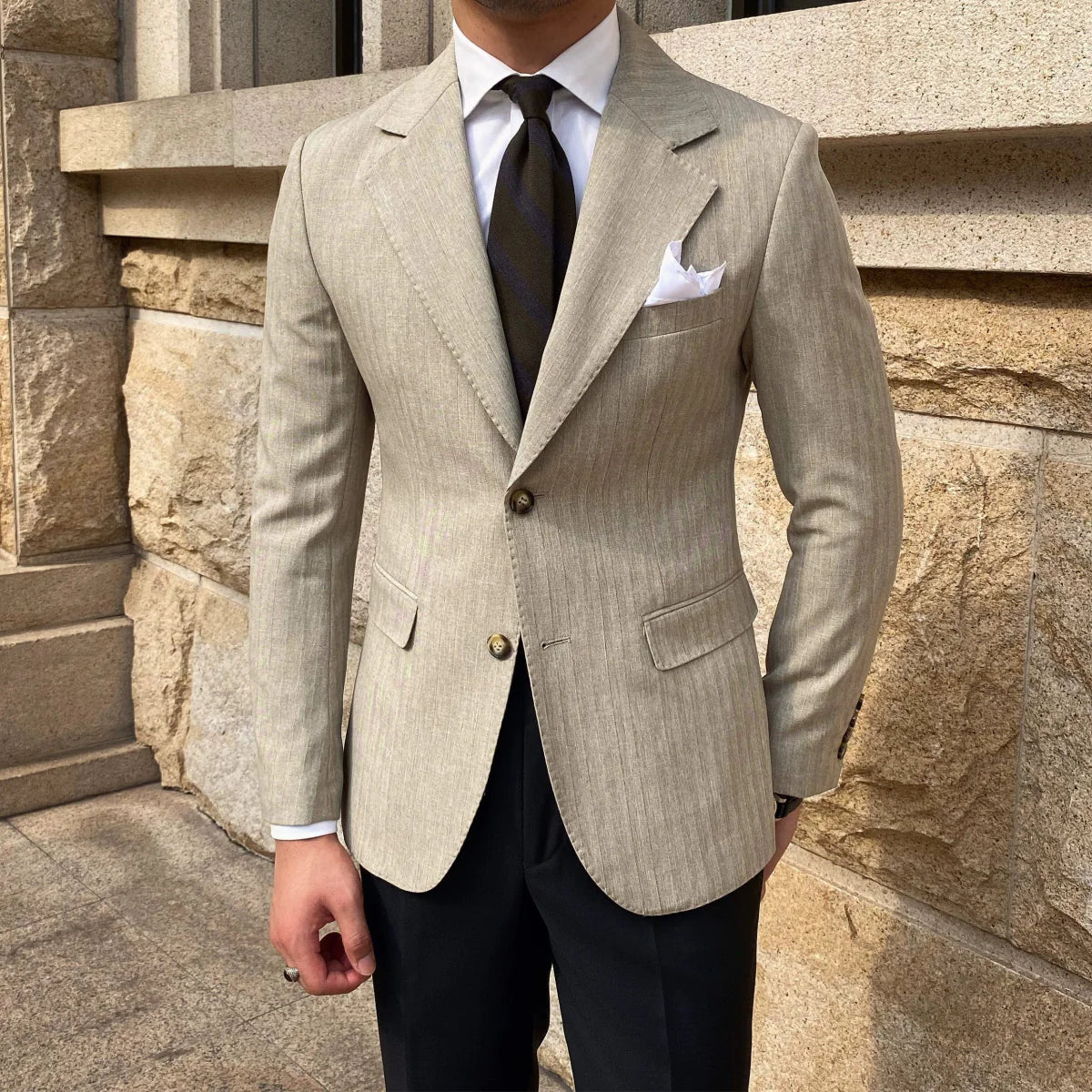 Men's slim fit striped leisure suit in English autumn style by Showlu Fashion, with a tailored, stylish design and classic pattern.