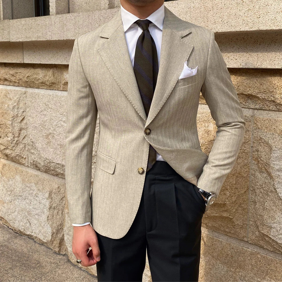 Homemade men's slim fit striped leisure suit in autumn English style, featuring a tailored design and classic pattern by Showlu Fashion.