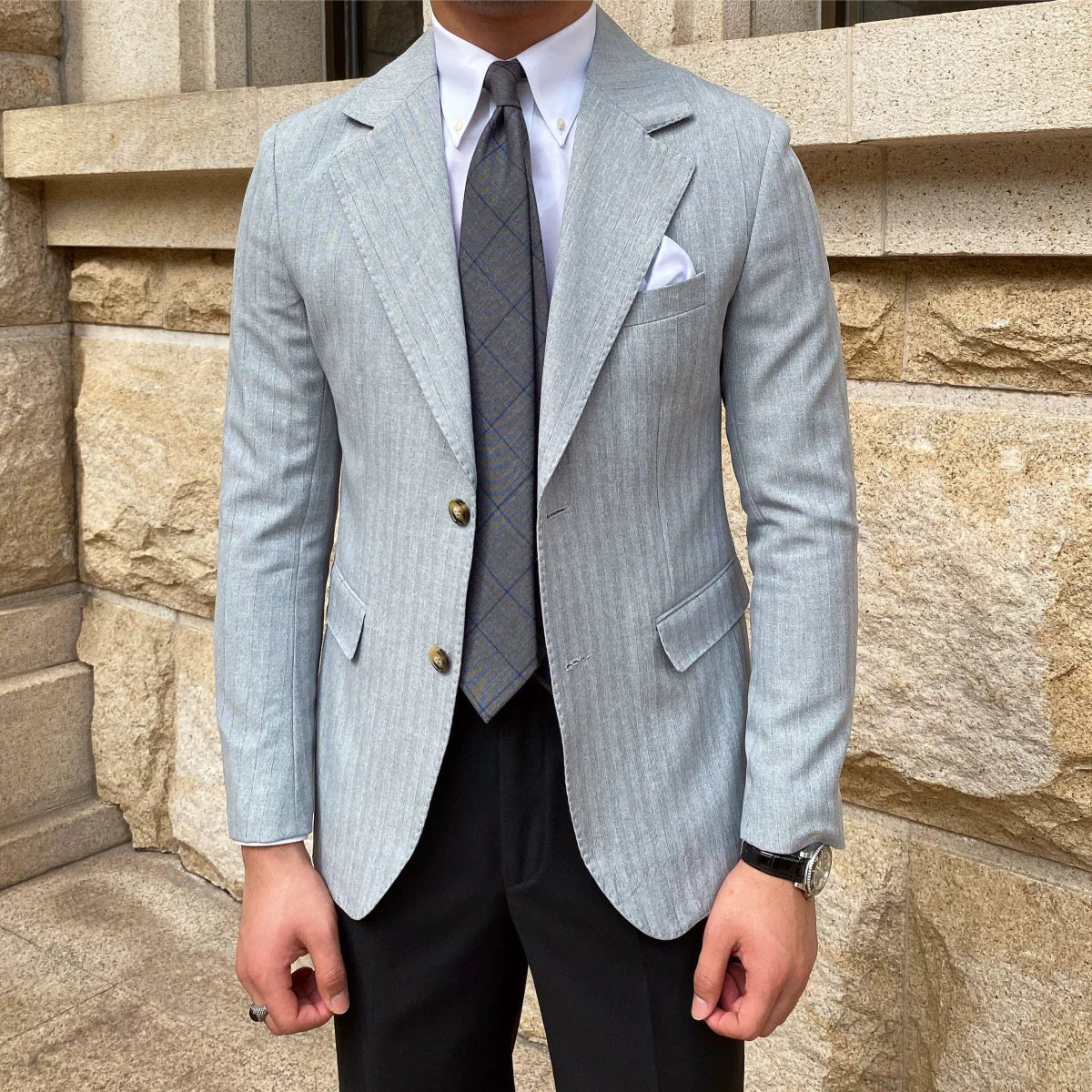 Men's slim fit striped leisure suit in autumn English style by Showlu Fashion, featuring classic vertical stripes and tailored fit.