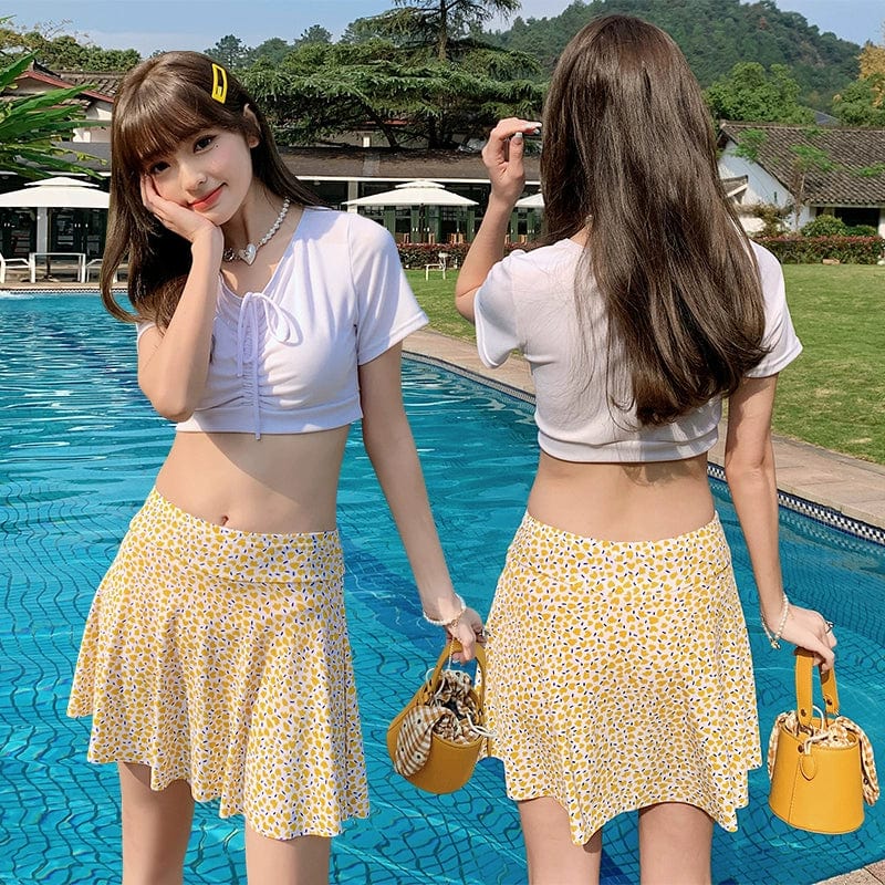 Showlu Fashion Two-Piece Split Swimsuit with conservative skirt style, suitable for hot spring bathing and small-chest women.