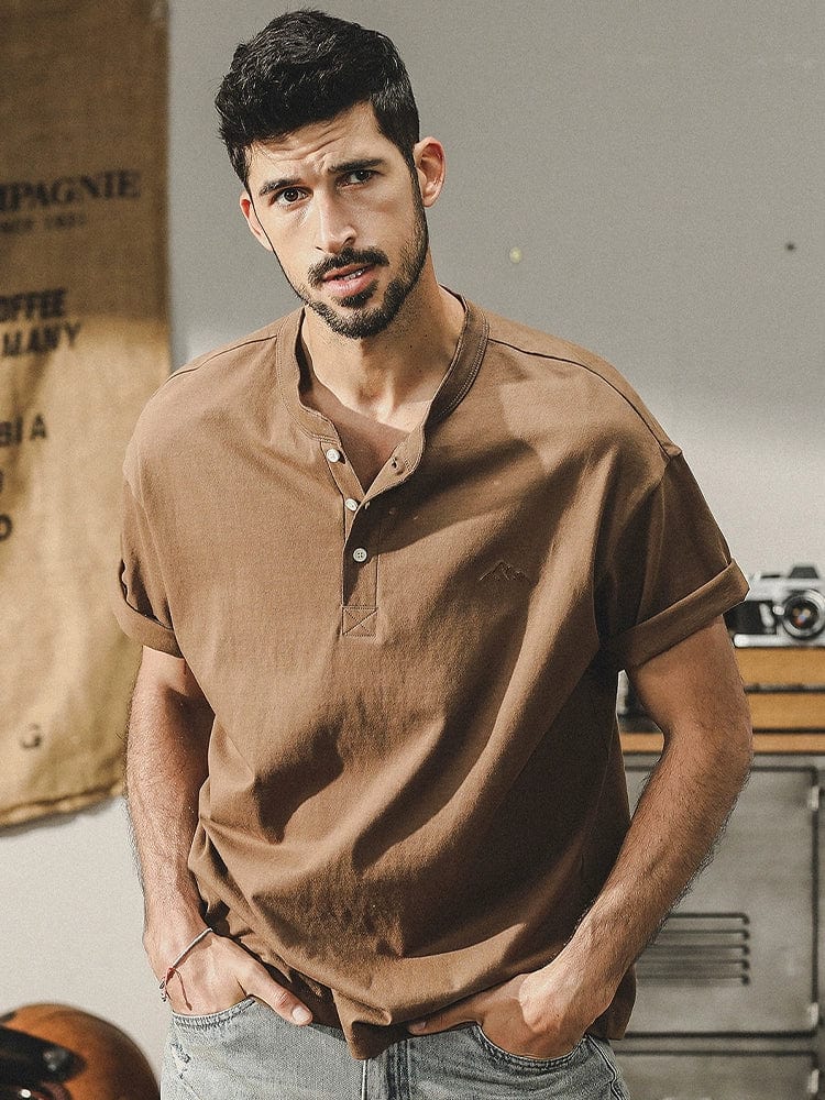 Men's cotton short-sleeved polo shirt with retro Henry collar by Showlu Fashion, featuring a classic casual style.