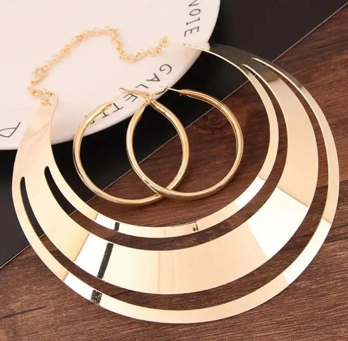 Gold torques necklace and round earrings set by KMVEXO, stylish women's jewelry for parties and dress accessories.