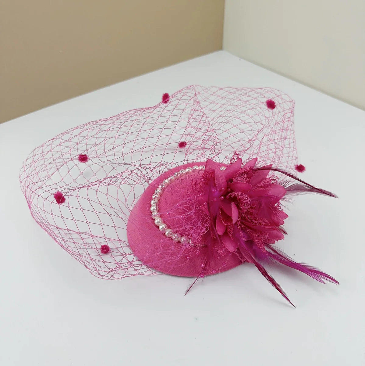 Showlu Fashion ladies lace cheongsam topper hat with bridal Billycock style, vintage hair accessory for elegant wedding looks.