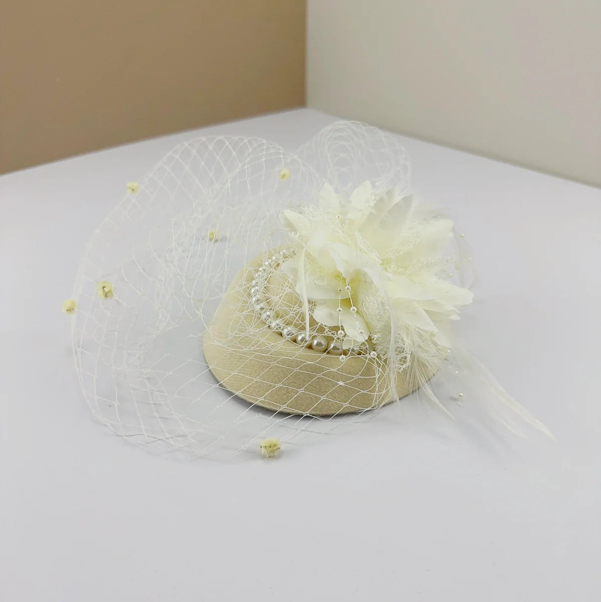 Elegant bridal Billycock hat with lace details, perfect for ladies wearing a traditional Chinese cheongsam or bridal outfit.