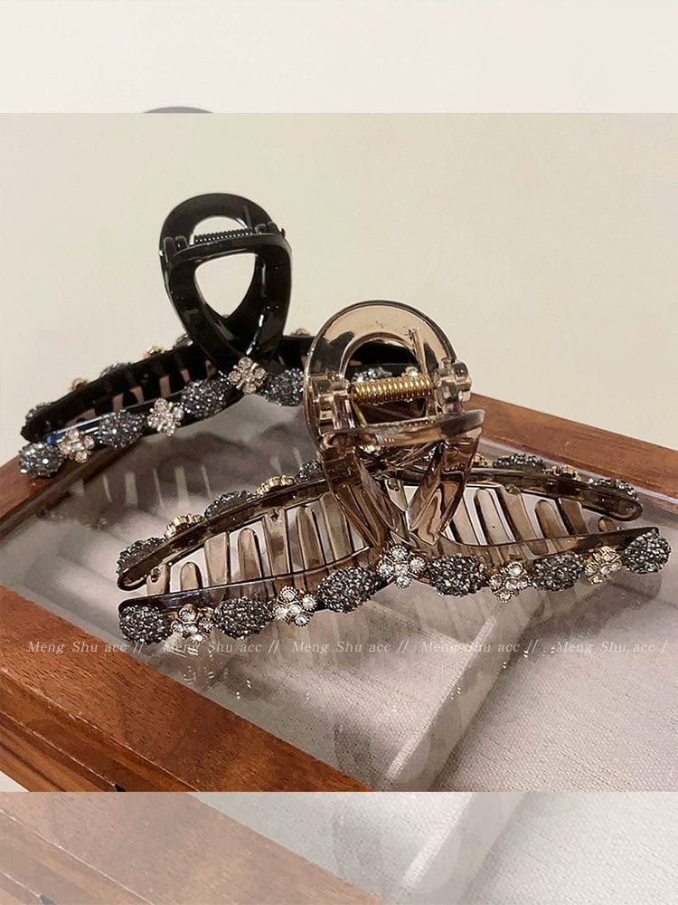 Large Uncle Meng rhinestone hair clip with elegant grip design, adorned with sparkling rhinestones for women’s fashionable headdress.