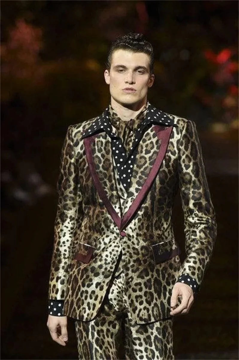 Men's leopard velvet 2-piece suit by SHOWLU FASHION with slim fit blazer and trousers, ideal for formal events and weddings.