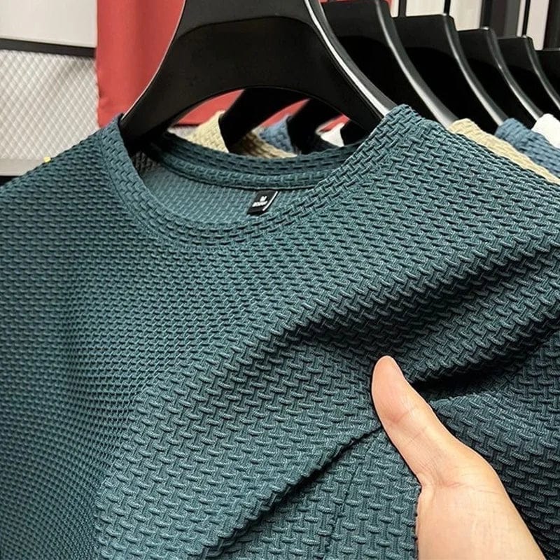 Showlu Men's wrinkle-resistant short sleeve T-shirt with breathable fabric and round neck, ideal for summer leisure and versatile wear.