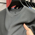 Showlu men's wrinkle-resistant short sleeve T-shirt with round neck, breathable fabric, and versatile summer top in various sizes.