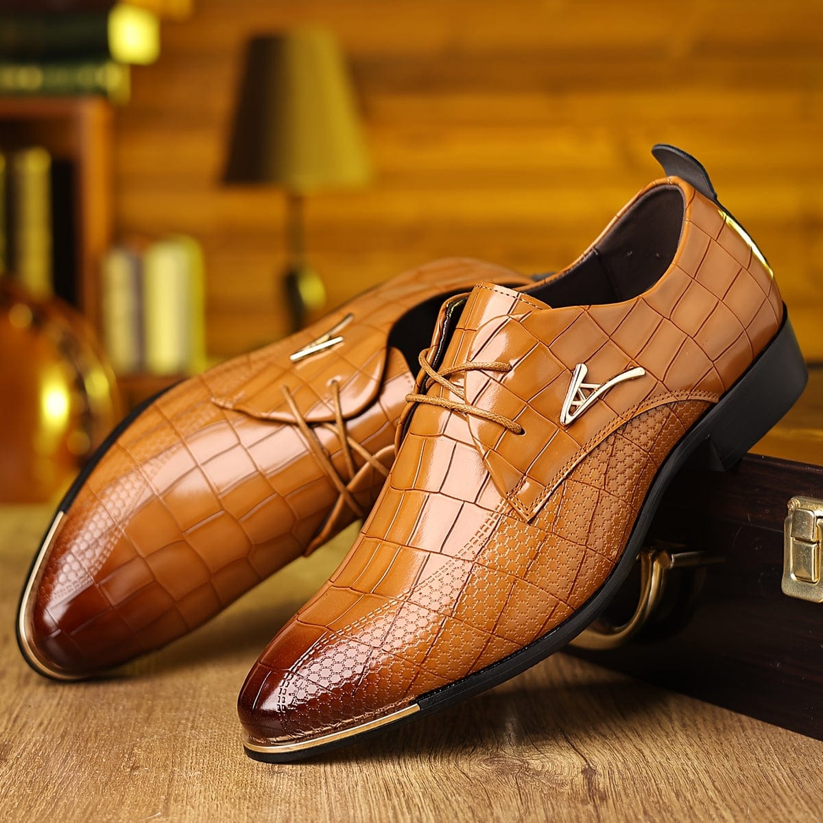 Men's pointed-toe dress shoes by SHOWLU, British style lace-up shoes in PU leather with rubber sole for business casual wear.