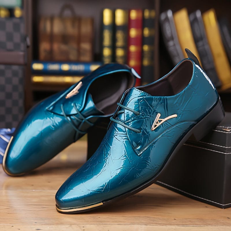 SHOWLU men's casual shoes made of breathable PU leather, featuring a low top design and lace-up closure for all-season wear.