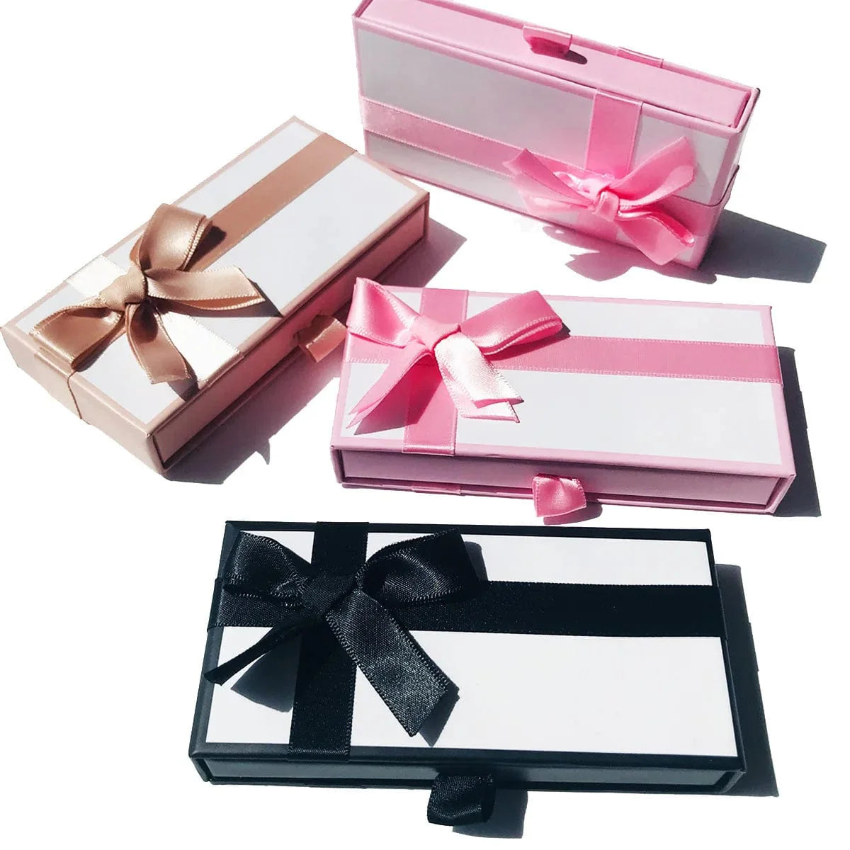 Showlu Fashion 25mm 5D Mink Eyelashes with fluffy Russian strip design, full-strip false lashes for dramatic eye enhancement.