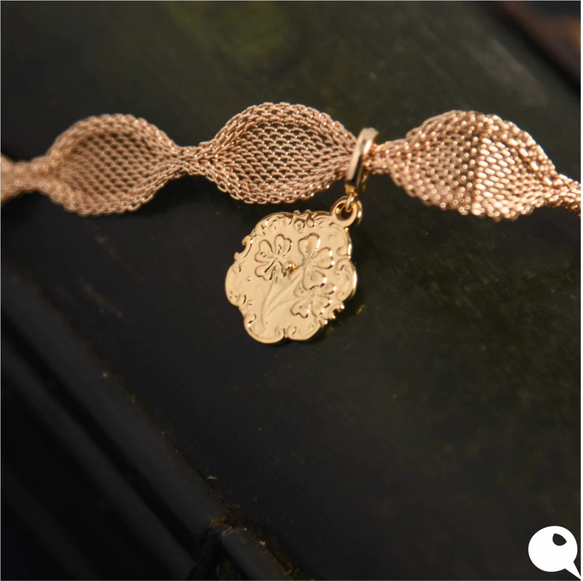 Retro gold metal collar choker necklace by Showlu Fashion, featuring a stylish clavicle chain design for women.