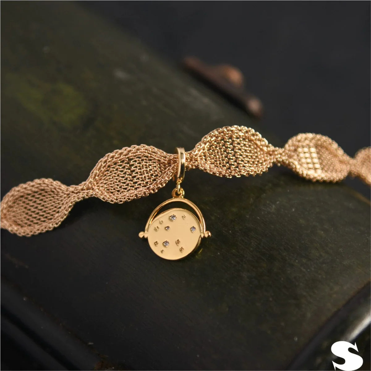 Showlu Retro Gold Metal Collar Choker necklace featuring a stylish clavicle chain design for women, perfect for fashion streetwear.
