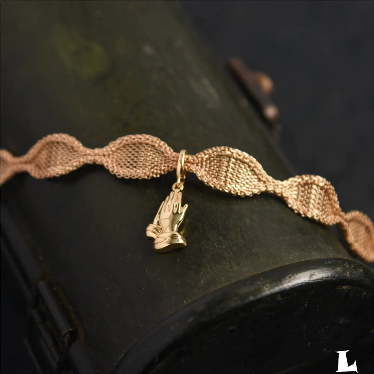Retro gold metal collar choker necklace for women, featuring a stylish clavicle chain design with a chic, street fashion look.
