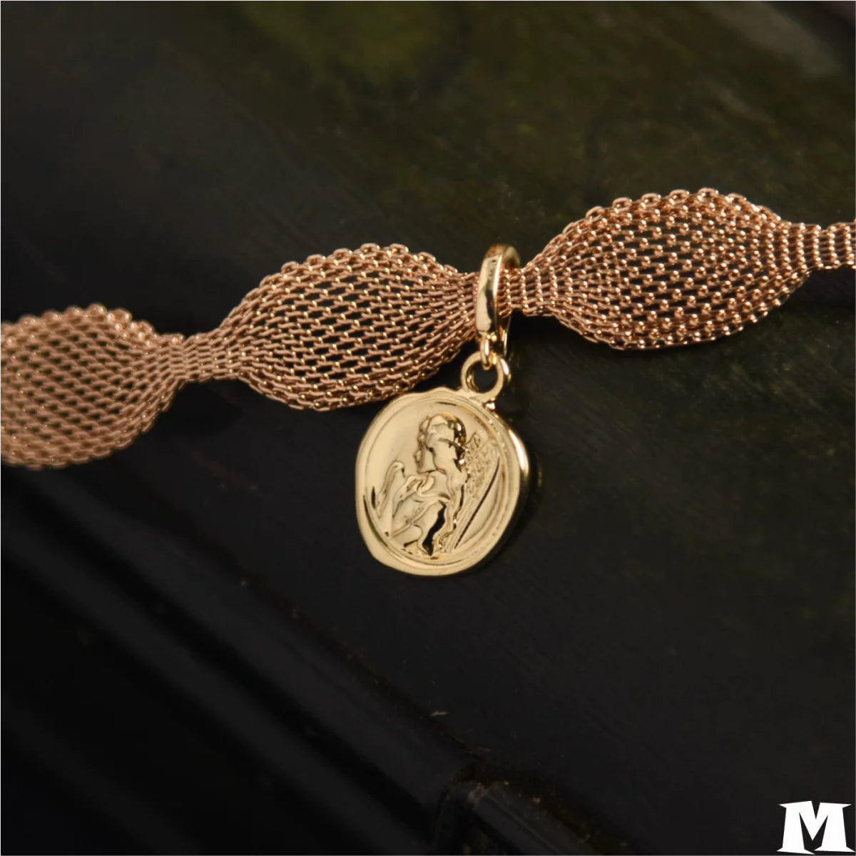 Retro gold metal collar choker necklace for women, stylish clavicle chain with a classy, street fashion-inspired design.