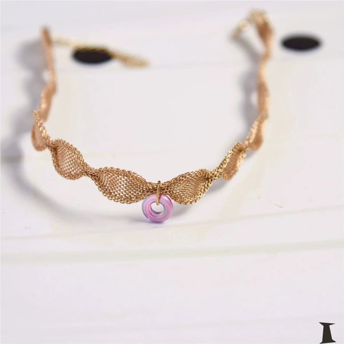 Retro gold metal collar choker necklace for women, featuring a stylish clavicle chain design, perfect for fashion-forward street style.