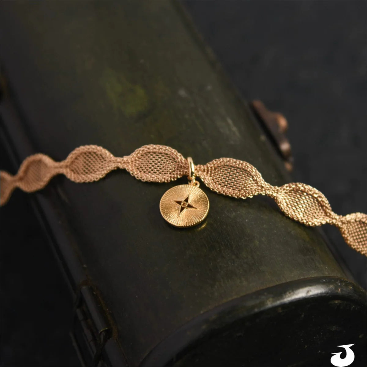 Retro gold metal collar choker by Showlu Fashion, featuring a stylish clavicle chain necklace for women.