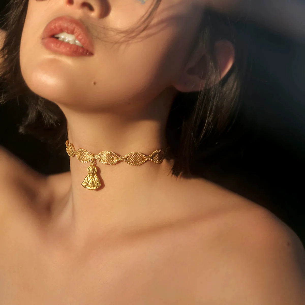 Gold metal collar choker necklace for women, featuring a retro-style clavicle chain with a stylish street fashion look.