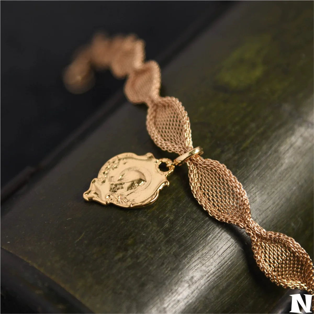 Showlu retro gold metal collar choker necklace with a sleek clavicle chain design, stylish and elegant for women.