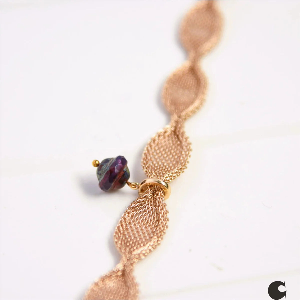 Showlu Retro Gold Metal Collar Choker necklace featuring a sleek clavicle chain design for stylish women's fashion.