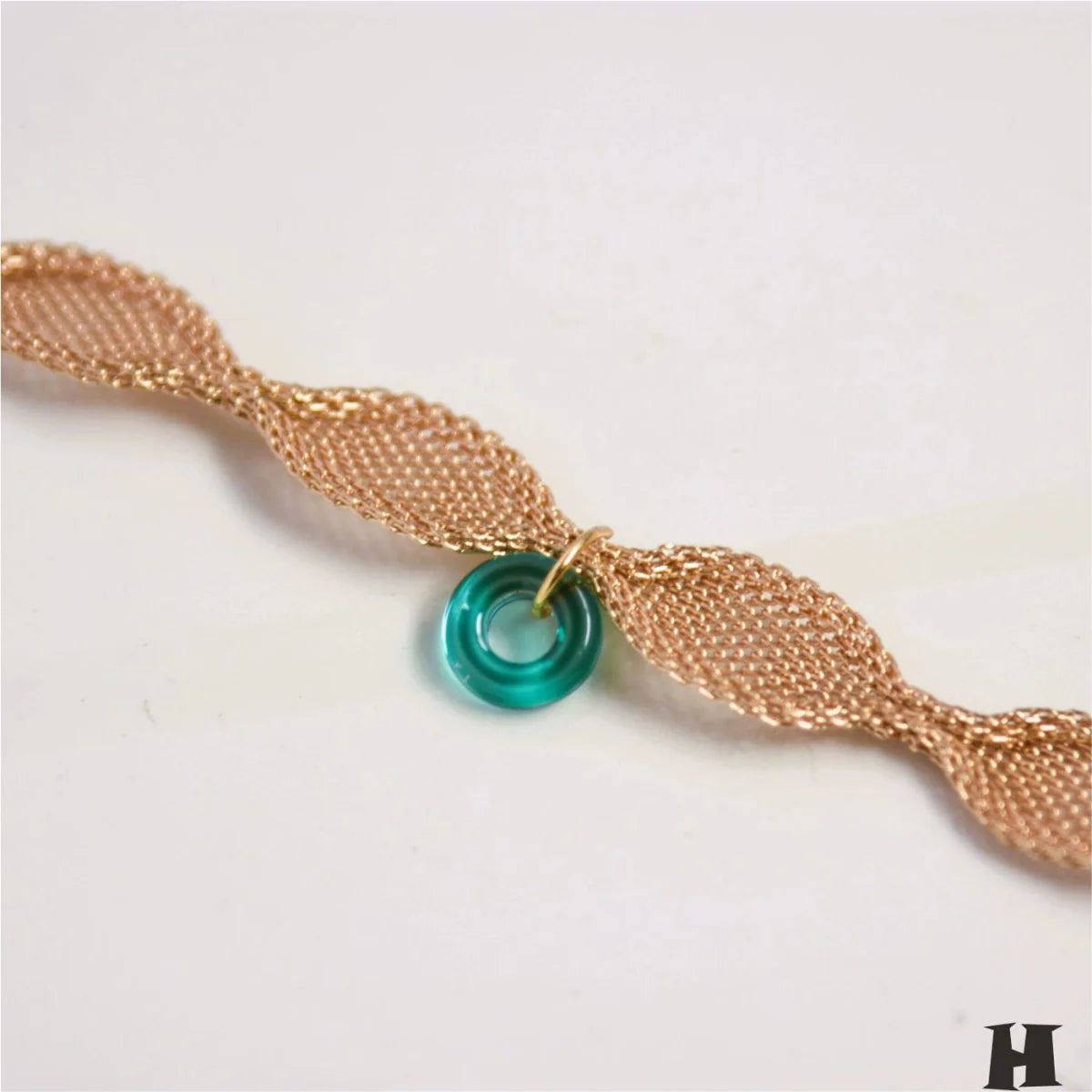 Showlu Retro Gold Metal Collar Choker necklace featuring a stylish clavicle chain design for women, perfect for fashion-forward street looks.