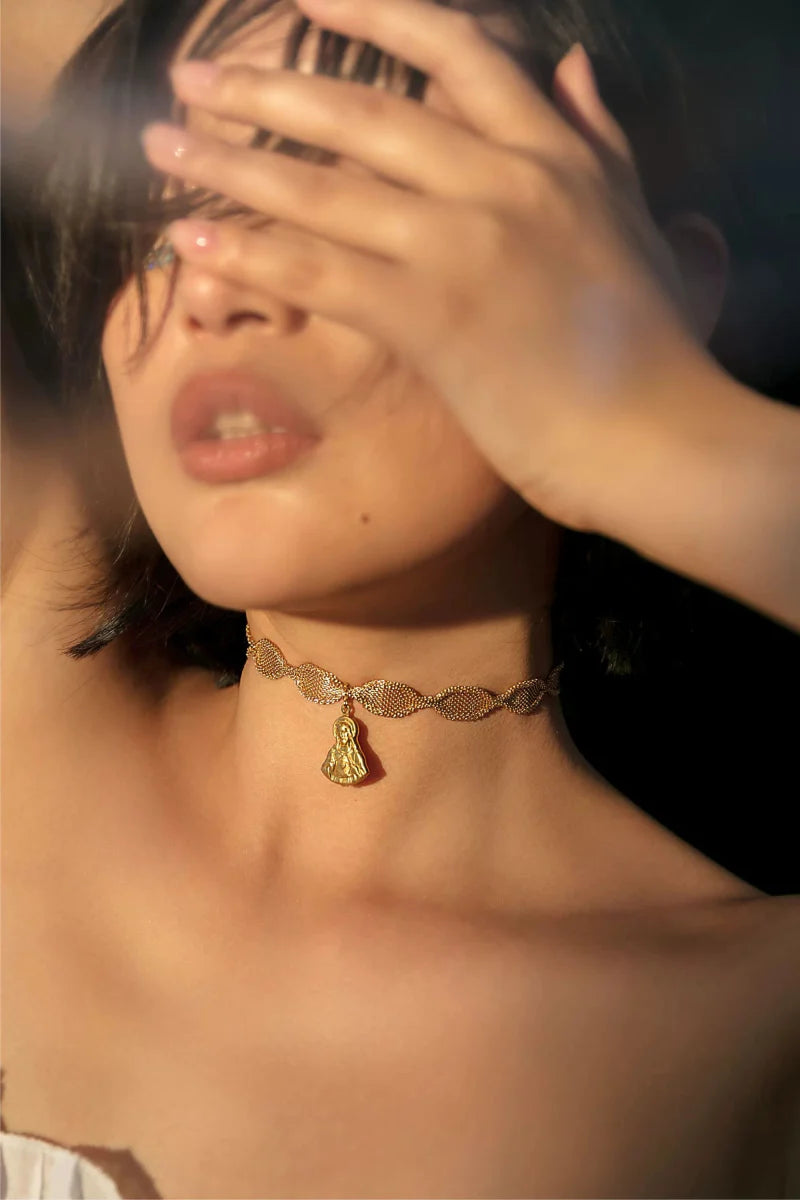 Retro gold metal collar choker necklace for women featuring a stylish clavicle chain design, perfect for elegant street fashion.