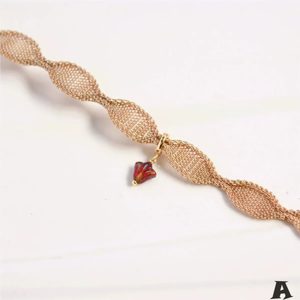 Retro gold metal collar choker necklace featuring a stylish clavicle chain design for women, perfect for street fashion looks