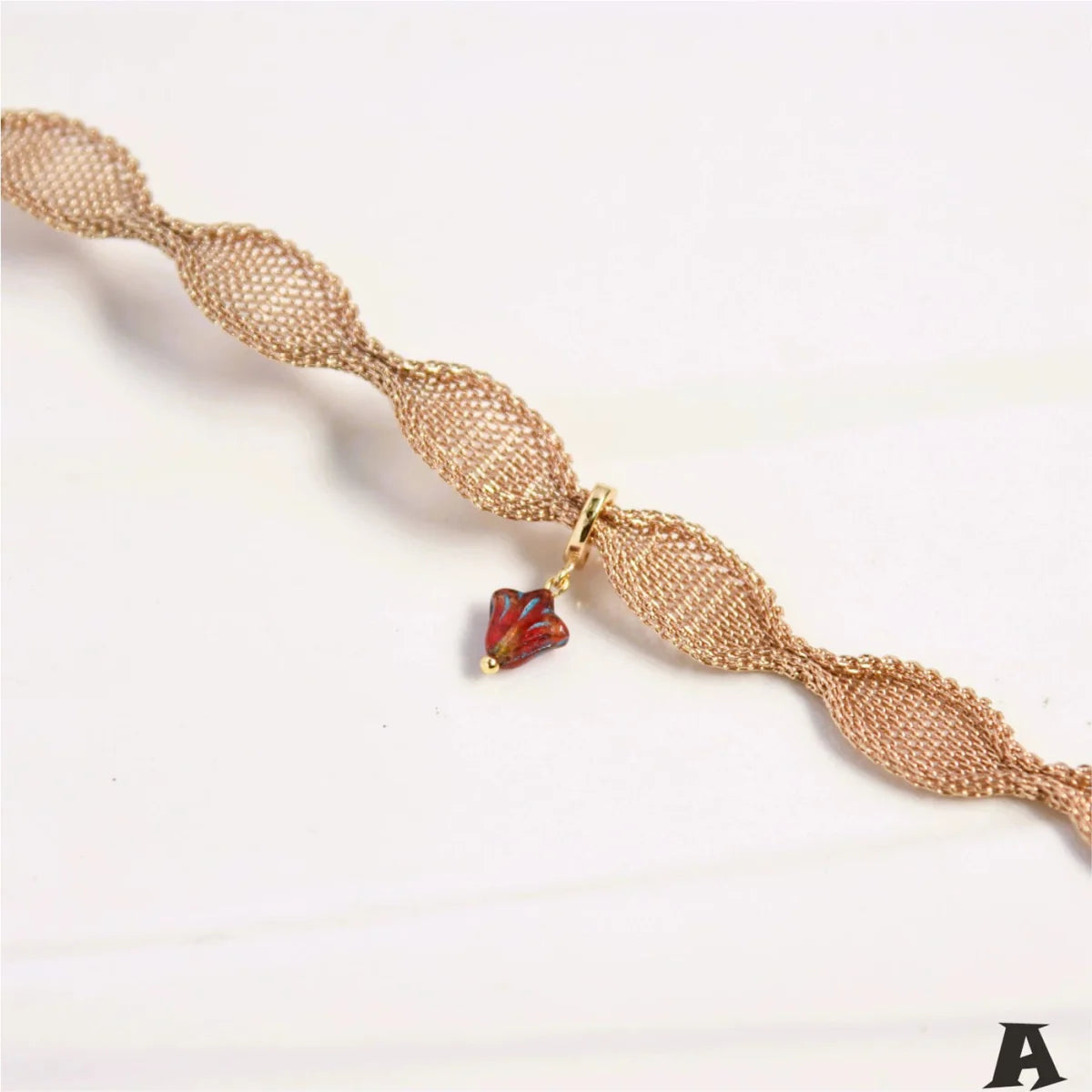 Retro gold metal collar choker necklace featuring a stylish clavicle chain design for women, perfect for street fashion looks