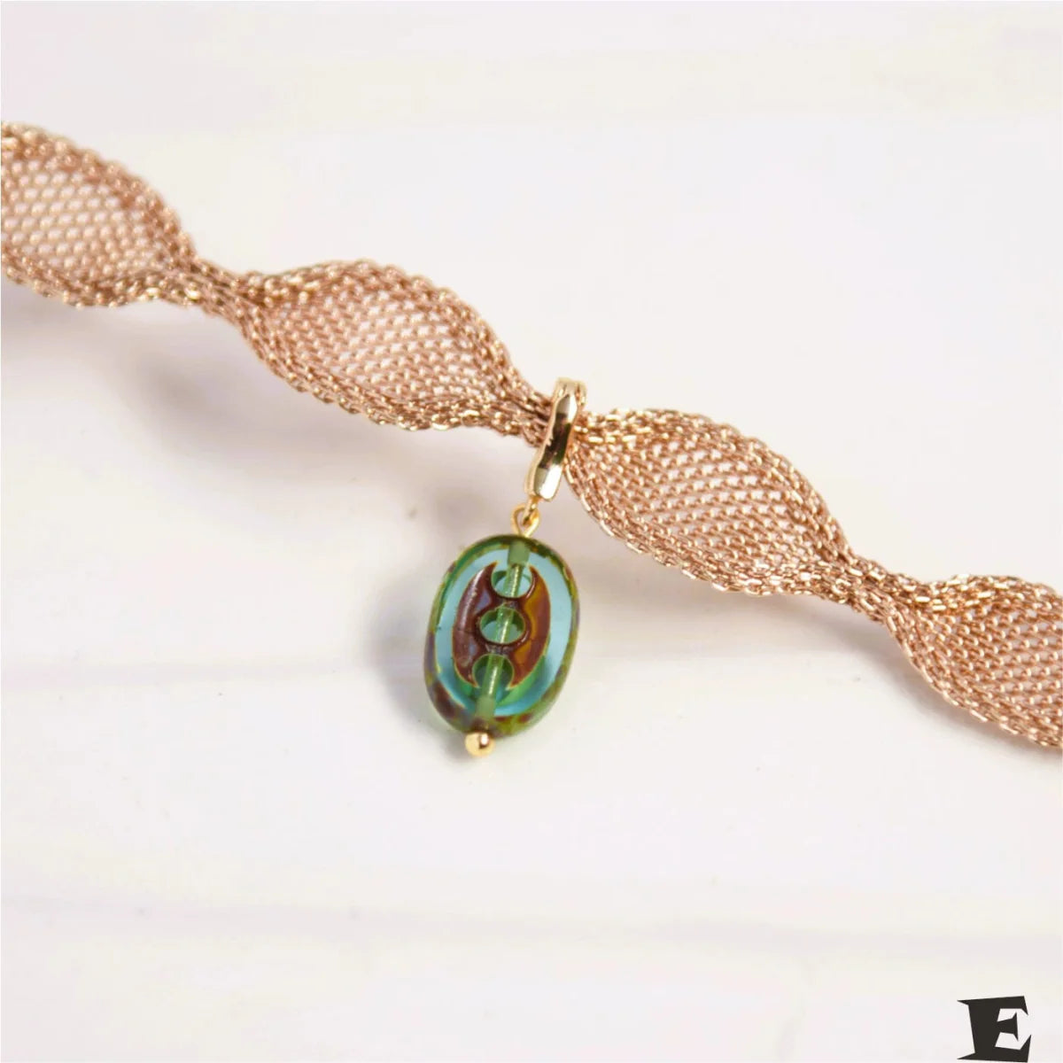 Retro gold metal collar choker necklace for women, featuring a stylish clavicle chain design, perfect for fashion-forward street style.