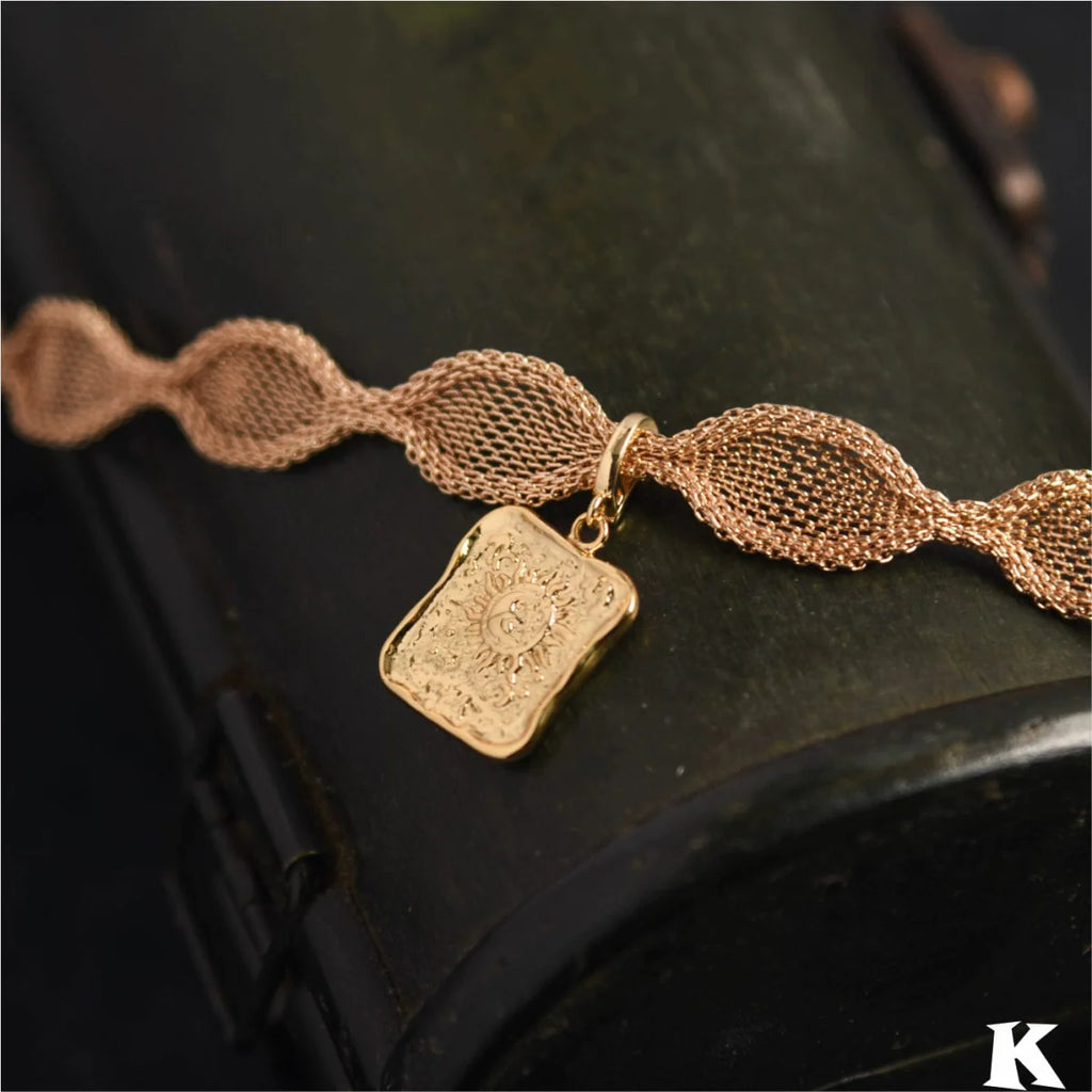 Retro gold metal collar choker by Showlu Fashion, featuring a stylish clavicle chain necklace for women, perfect for street fashion.