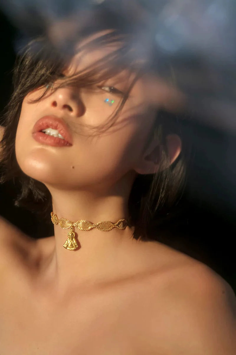 Retro gold metal collar choker necklace featuring a stylish clavicle chain design, perfect for women's fashion and street style.