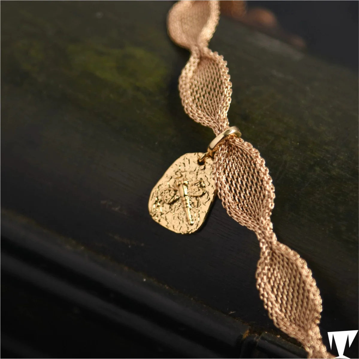 Retro gold metal collar choker necklace by Showlu Fashion, featuring a stylish clavicle chain design for women.