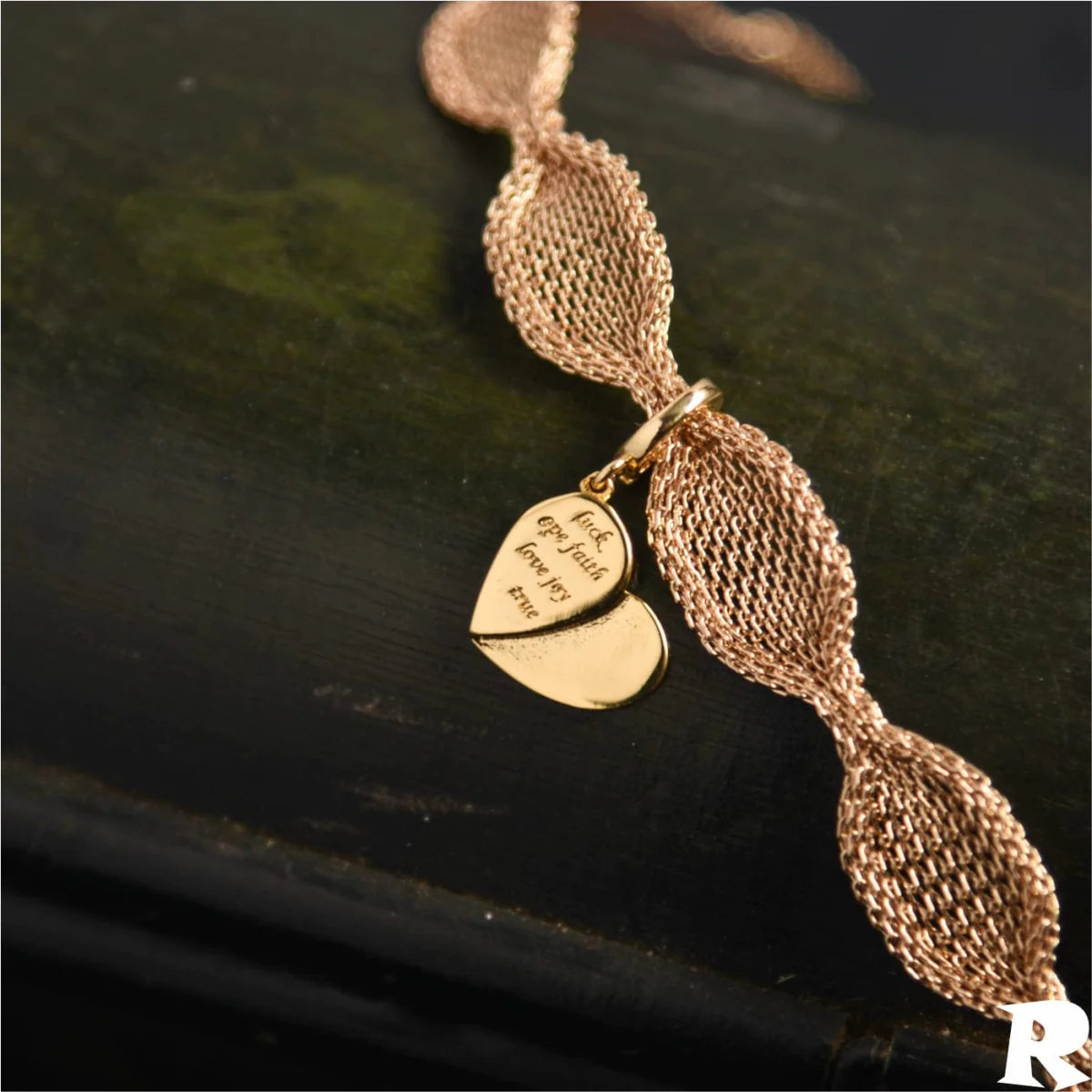 Showlu Retro Gold Metal Collar Choker necklace featuring a stylish clavicle chain design for women.