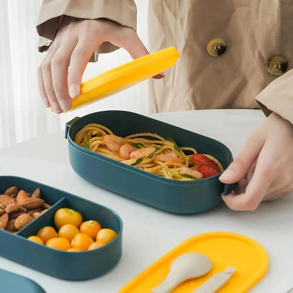 Showlu Stackable Bento Lunch Box with 850ml capacity, microwave-safe plastic container with compartments for kids' meals.