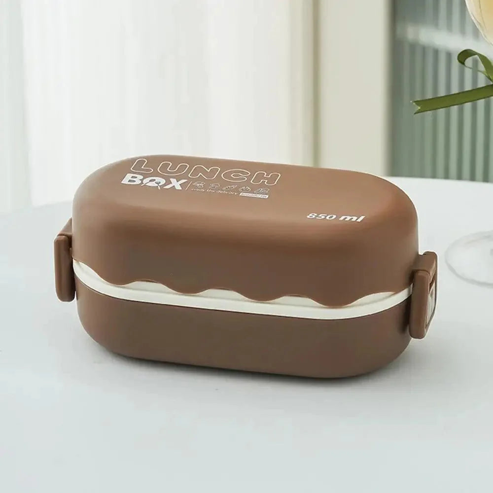 Showlu Stackable Bento Lunch Box for kids, 850ml microwave-safe plastic food container with compartments and sauce box.