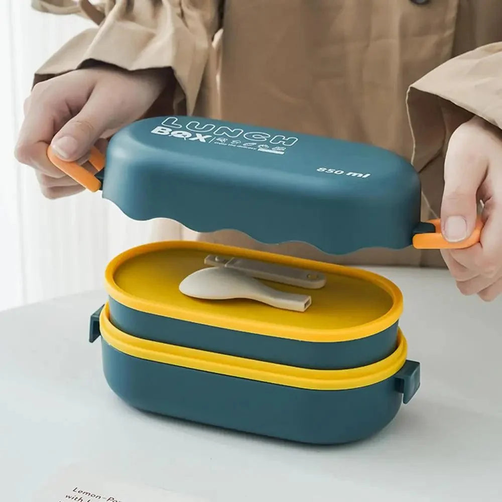 Showlu Stackable Bento Lunch Box for kids, 850ml microwave-safe plastic food container with compartments and sauce box.