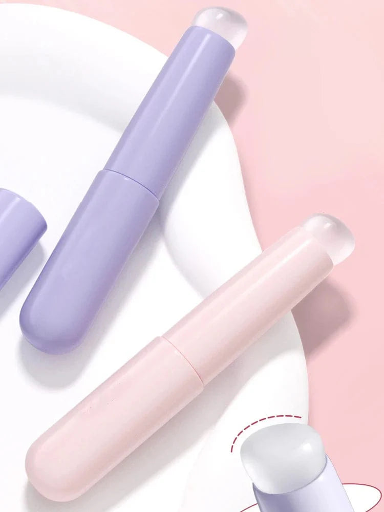 Showlu silicone lip brush with round head and dust-proof cover, ideal for lipstick and cosmetic application.