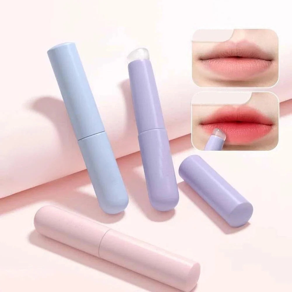 Showlu silicone lip brush with dust-proof cover, round head lipstick applicator and multi-use cosmetic tool for lips and eyes.